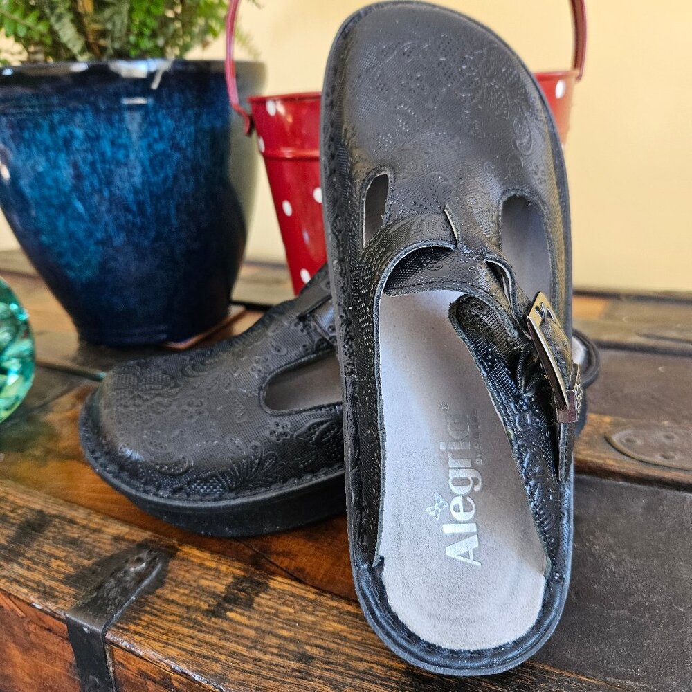 Like-New Alegria Hello Doily Clog Euro Size 37